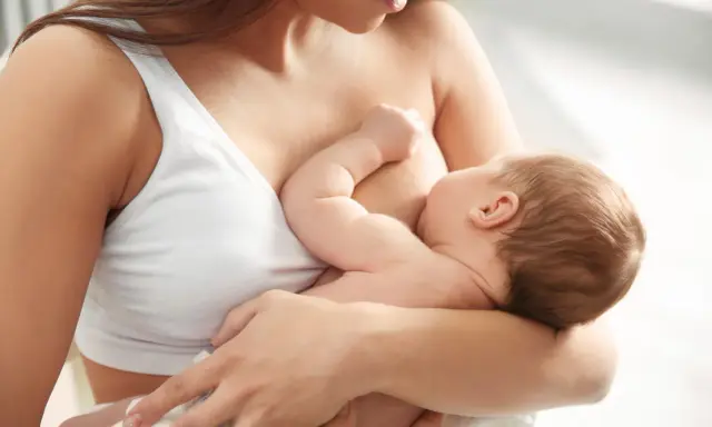 Mama karmi piersią dziecko. Nawet w trudnych chwilach, jak kryzys laktacyjny, miłość i bliskość są najważniejsze.