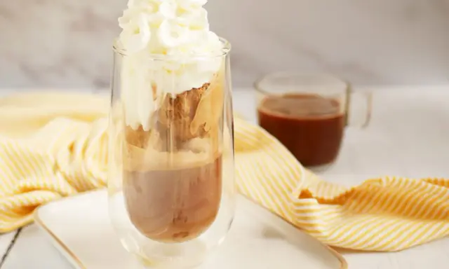 Un délicieux café liégeois glace, couronné de chantilly, prêt à être dégusté.