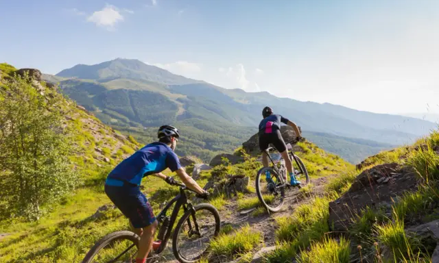 Due ciclisti affrontano un sentiero montano, godendosi un'avventura in bici sulla Via degli Dei.