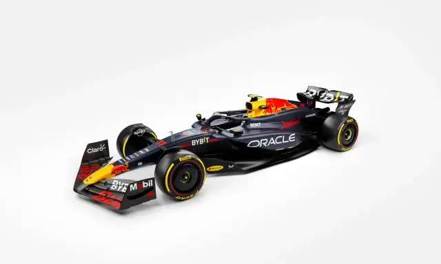El coche de **Red Bull F1** en negro y azul oscuro, con detalles en rojo y amarillo, listo para la velocidad.