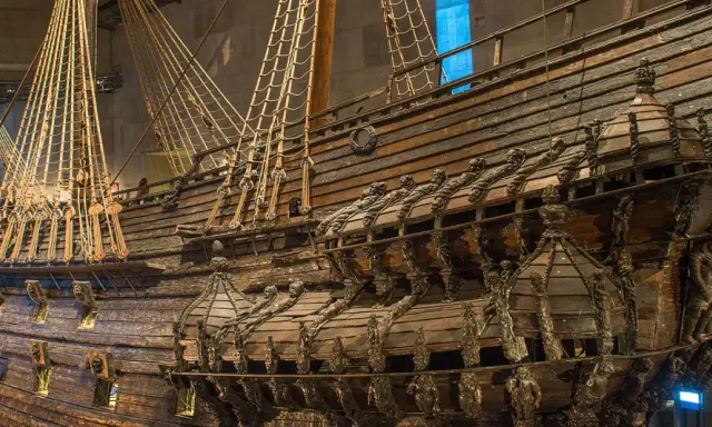 Vasa, ett imponerande krigsfartyg, visar upp detaljerad träsnideri. Här är fakta om Vasaskeppet.