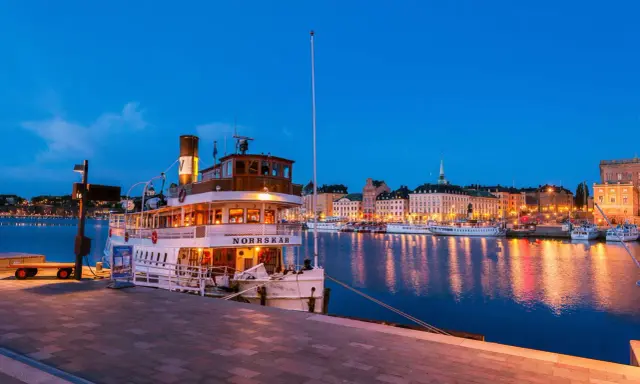 En vacker kväll i Stockholm med Norrskärs båt vid kajen, redo för en kväll med seafood gastro.