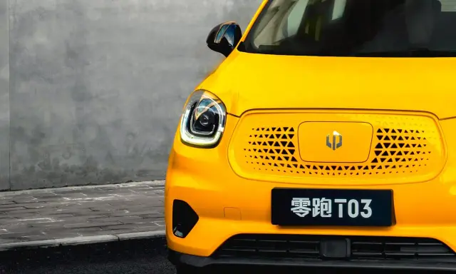 El llamativo Leapmotor T03 amarillo, con su distintivo frontal y logo, listo para la aventura urbana.