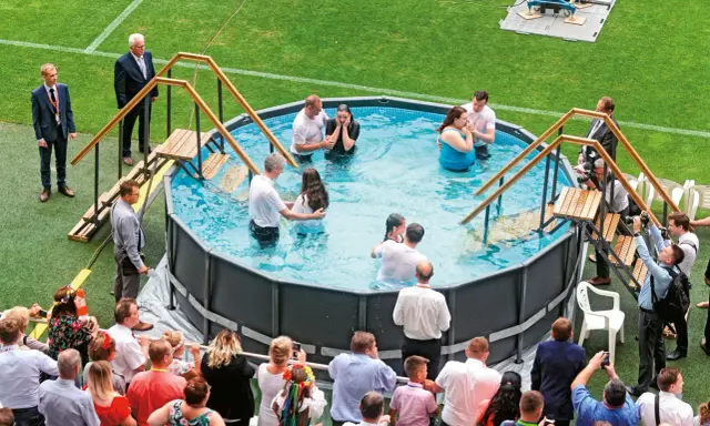 Chrzest w basenie na trawie, zgromadzenie świadków Jehowy w Norwegii.