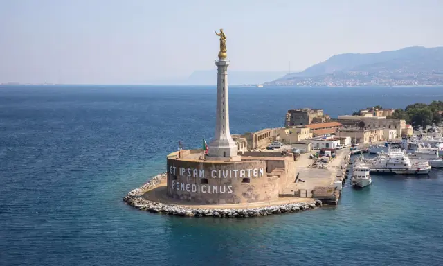 Il terminal crociere Messina con la statua dorata del Redentore che benedice la città.