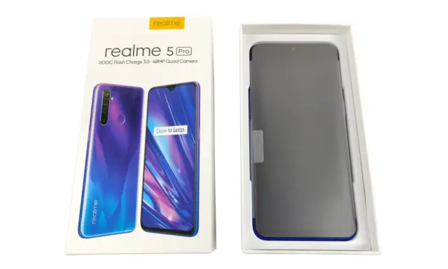 Pudełko z telefonem realme 5 Pro, z widocznym na opakowaniu modelem i specyfikacją, obok niego smartfon w opakowaniu.
