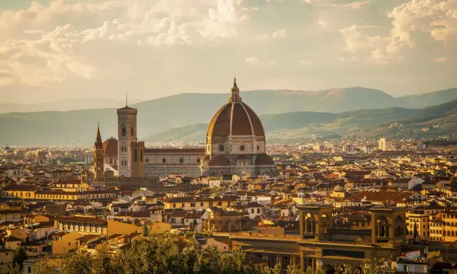 Panoramica di Firenze al tramonto, con il Duomo e il Campanile di Giotto che dominano il paesaggio urbano. Un'idea per un itinerario di Firenze in due giorni.