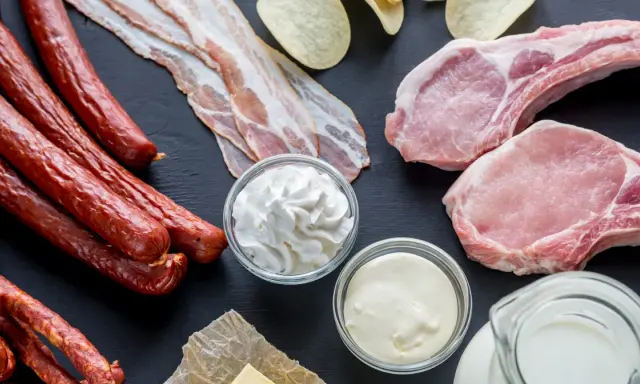 Kiełbaski, boczek, kotlety, śmietana, masło i mleko – produkty bogate w kwasy tłuszczowe nasycone.