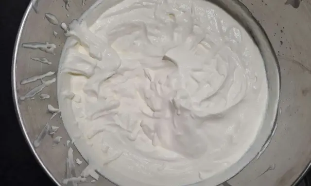 Crème diplomate mascarpone onctueuse dans un bol en métal, prête à garnir un dessert.