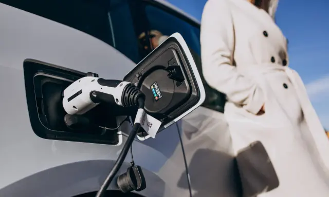 Cargando un coche eléctrico. Descubre cuanto se ahorra con un coche eléctrico y disfruta de la movilidad sostenible.