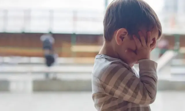 Niño con las manos en la cara, parece abrumado. A veces, mi hijo me genera ansiedad.