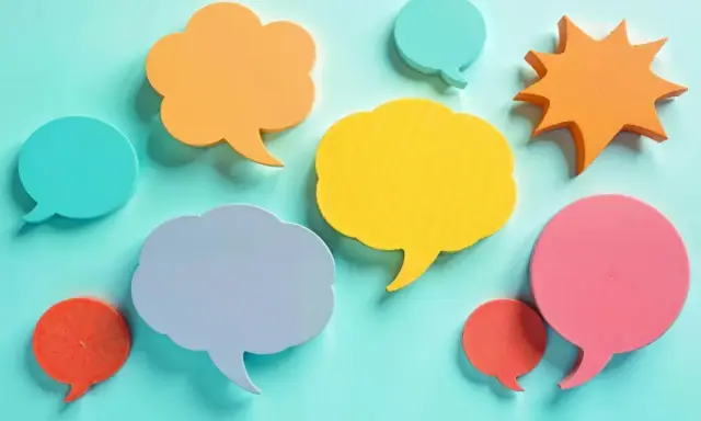Kolorowe dymki symbolizują myśli i dialog wewnętrzny. Każdy kształt to inna myśl, tworząca wewnętrzny monolog.