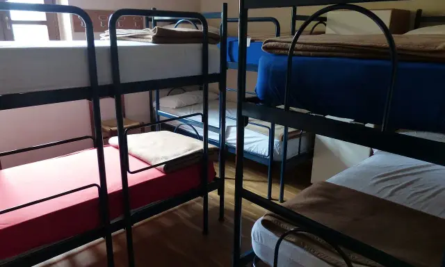 Tanie noclegi za granicą: Jak oszczędzać bez utraty komfortu?