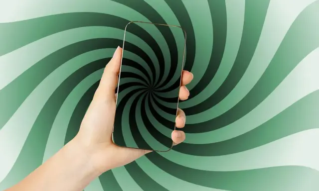 Main d'une personne tenant un smartphone avec un fond tourbillonnant vert et noir. Le téléphone affiche un motif de spirale hypnotique, comme un scroller def.