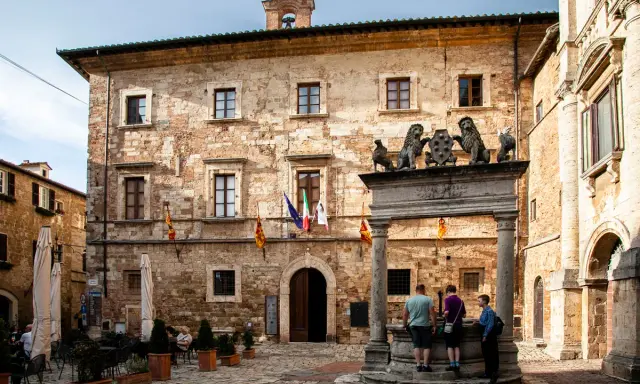 Piazza del Popolo a Montepulciano: cosa vedere? La fontana con i leoni e lo stemma mediceo, edifici storici e un'atmosfera incantevole.