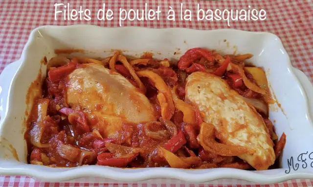 Filets de poulet à la basquaise, un plat savoureux préparé au Cookeo, avec des poivrons et une sauce tomate onctueuse.