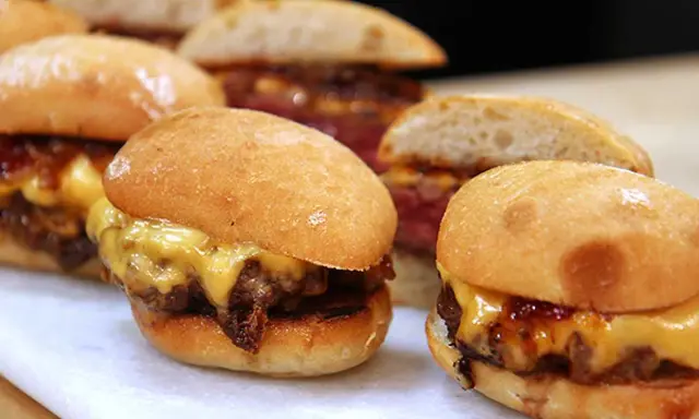 Små, saftiga hamburgare med smält ost och karamelliserad lök. Ett perfekt hamburgare recept för en festlig tillställning.