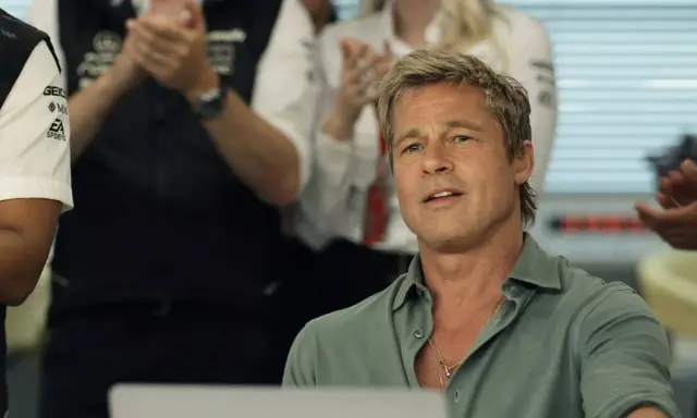 Brad Pitt en la f1 pelicula, con un equipo de boxeo detrás.