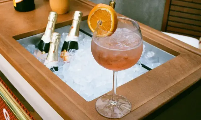 Orzeźwiający Aperol z pomarańczą i butelkami prosecco w lodzie. Idealne, jakie prosecco do aperola?