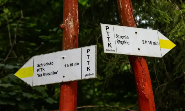 Rozdroże szlaków PTTK. Jeden kieruje do schroniska "Na Śnieżniku" (1h 15 min), drugi do Stronia Śląskiego (2h 15 min). To początek najładniejszy szlak na Śnieżnik!