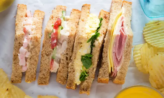 Cuatro bocadillos saludables para el cole: de gambas, pollo y tomate, huevo y espinacas, y jamón y queso.