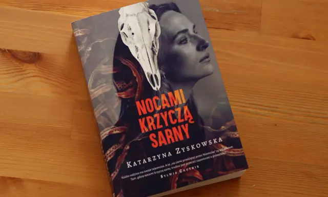 Okładka książki "Nocami krzyczą sarny" z czaszką sarny i twarzą kobiety. Tajemnicza historia o rodzinnych sekretach.