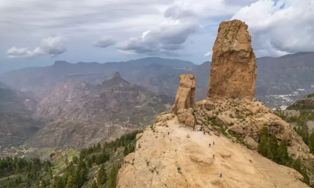 Roque Nublo, symbol Gran Canarii, to miejsce, które warto zobaczyć. Imponujące formacje skalne i widoki na góry.