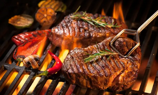 Stek na grillu: Sekrety soczystości i perfekcyjnego wysmażenia
