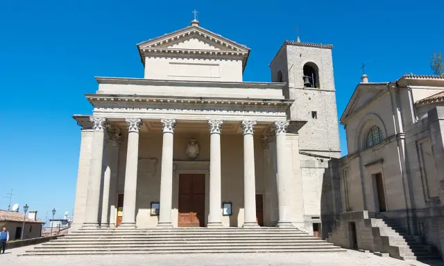 Basilica di San Marino, imponente con colonne e campanile, un luogo imperdibile per una visita a San Marino.