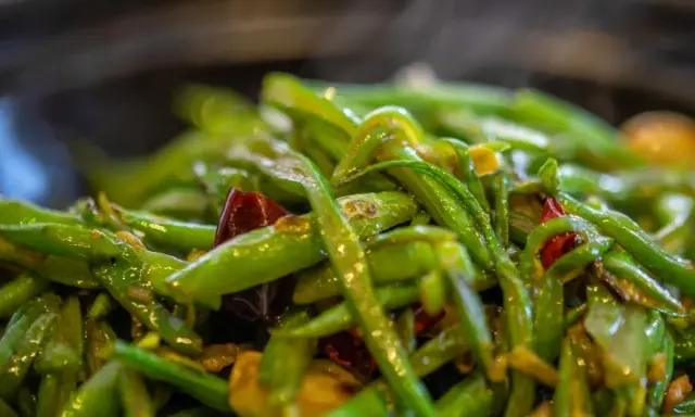 Haricots verts sautés avec des piments rouges, un plat simple et savoureux, parfait pour une recette haricot vert rapide.
