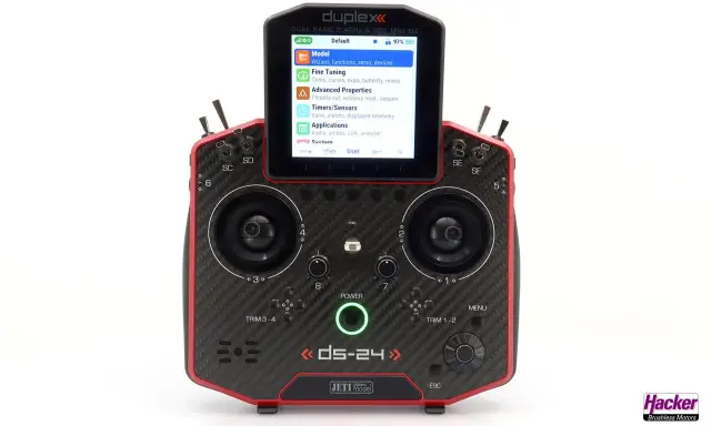 Jeti DS-24 Fernsteuerung mit Carbon-Optik und Farbdisplay. Menü zeigt "Model" und "Fine Tuning" an.
