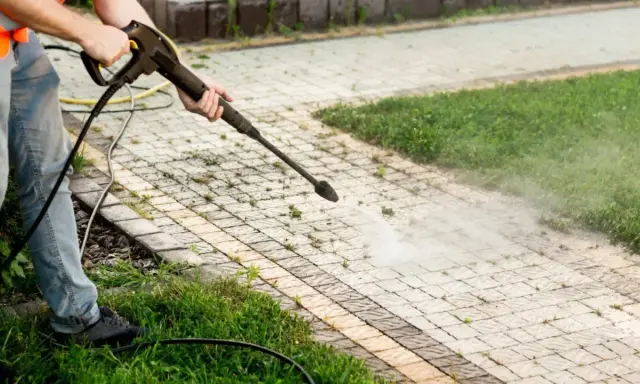 Czyszczenie żwiru w ogrodzie: Jak mieć czysto bez chwastów na lata?