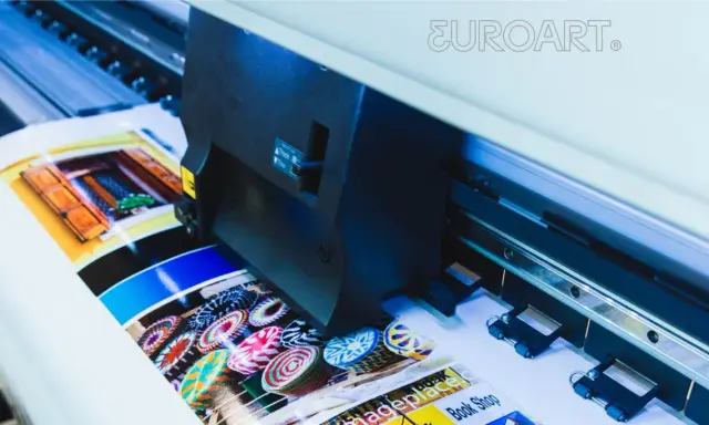Drukarka wielkoformatowa z technologią eco solvent tworzy żywe wydruki.