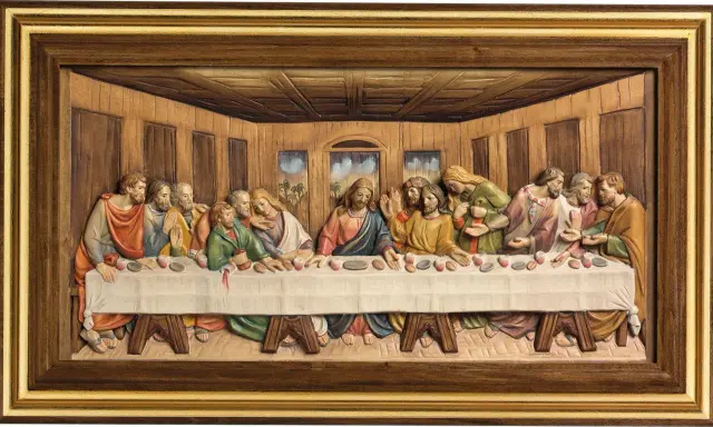 Relief sculpté de la Cène, montrant Jésus et ses disciples autour d'une longue table. Les personnages sont représentés avec des expressions variées.