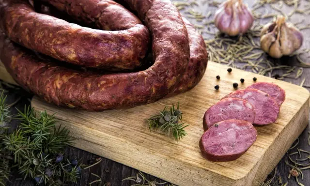 Kiełbasa z jelenia: co musisz wiedzieć o składzie i smakach