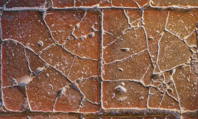 Detalle de azulejos de terracota rotos, listos para reparar.