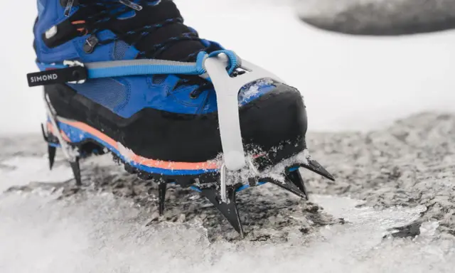 Buty do raków koszykowych Simond z ostrymi zębami wbijają się w lód i śnieg, zapewniając pewność na górskim szlaku.