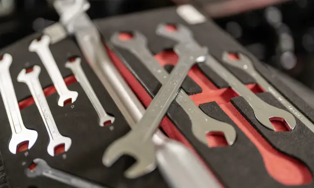 Un juego de llave inglesa medidas organizadas en un estuche negro con detalles rojos.