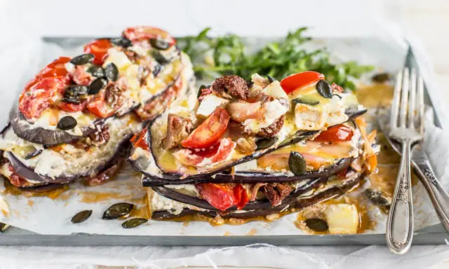 Schichtauflauf mit Auberginen, Tomaten und Käse. Ein einfaches Gericht, das Lust auf mehr macht.