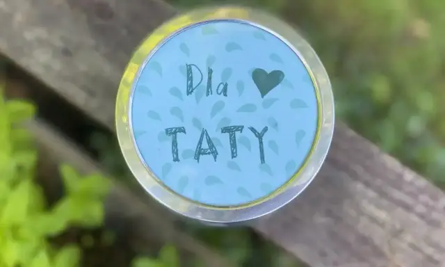 Własnoręczny prezent dla taty od dziecka. Okrągły, błękitny medalion z napisem "Dla Taty" i serduszkiem.