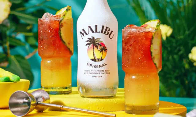 Malibu Flasche mit zwei Cocktails, garniert mit Ananas. Ein Hauch von bay breeze für tropische Erfrischung.