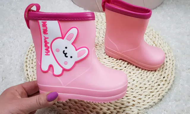 Różowe kalosze dziecięce z aplikacją królika i napisem "HAPPY RUN".