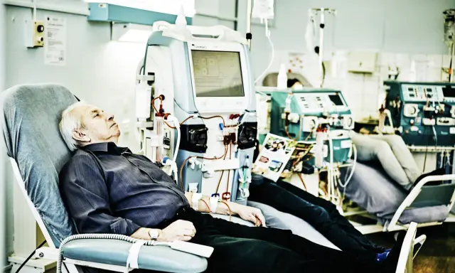 Starszy mężczyzna podłączony do aparatury dializacyjnej. Pytanie, ile można żyć bez dializ, nabiera tu szczególnego znaczenia.