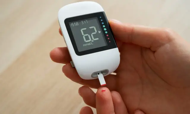 Pomiar glukozy glukometrem. Czy paski do glukometru są darmowe dla seniorów? Wynik 6.2 mmol/L.