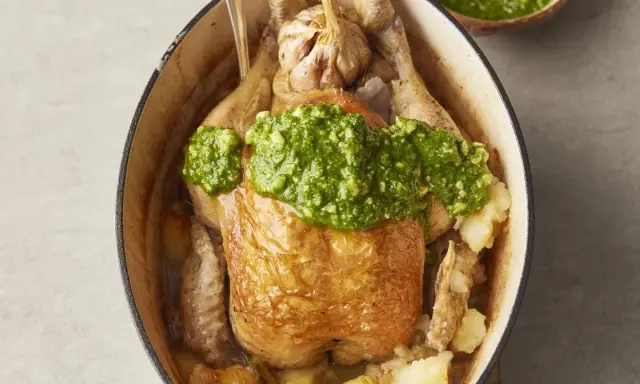 Pieczony kurczak z ziołowym pesto i ziemniakami, idealny do diety śródziemnomorskiej. Przepisy na zdrowe posiłki.