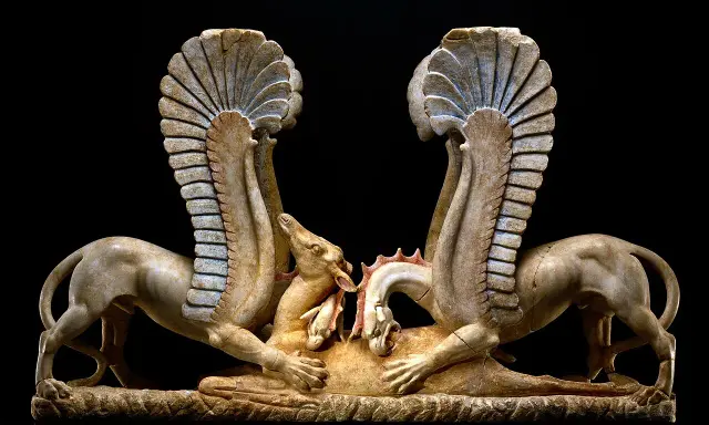 Due grifoni alati, creature mitologiche, attaccano una preda. Il grifone è un simbolo di potere e vigilanza.