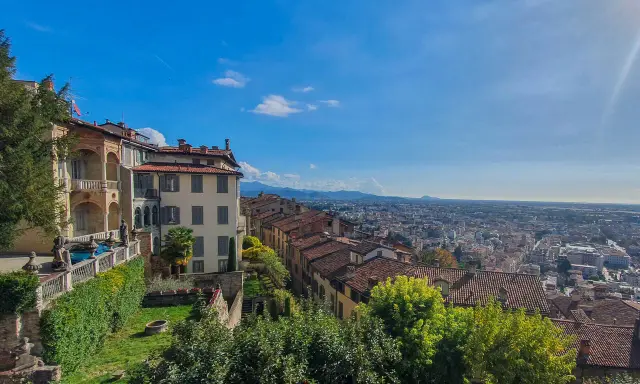 Widok na Bergamo z tarasu z widokiem na miasto i góry. Idealne miejsce, by zobaczyć, co warto zobaczyć w Bergamo.