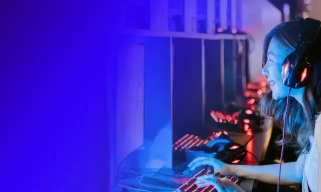 Dziewczyna w słuchawkach gra w Diablo 4, testując swój nowy build czarodzieja.