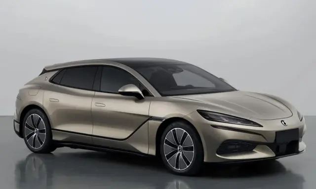 El elegante Denza Z9 GT, un coche eléctrico con líneas aerodinámicas y un techo negro contrastante, se exhibe en un estudio.