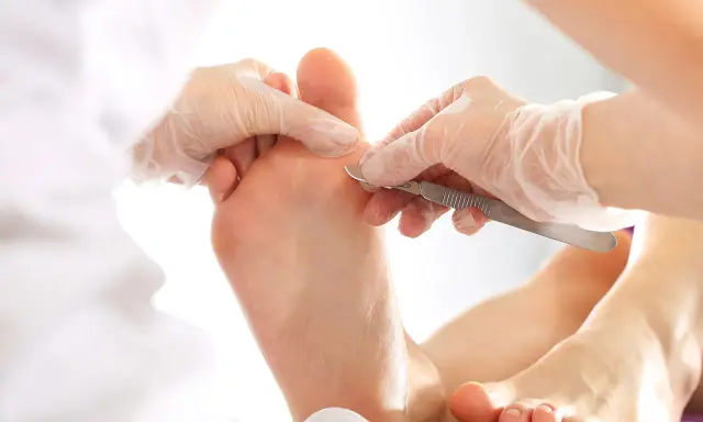 Soin des pieds par un podologue : examen attentif et traitement précis. Renseignez-vous sur le tarif conventionné podologue pour des soins abordables.